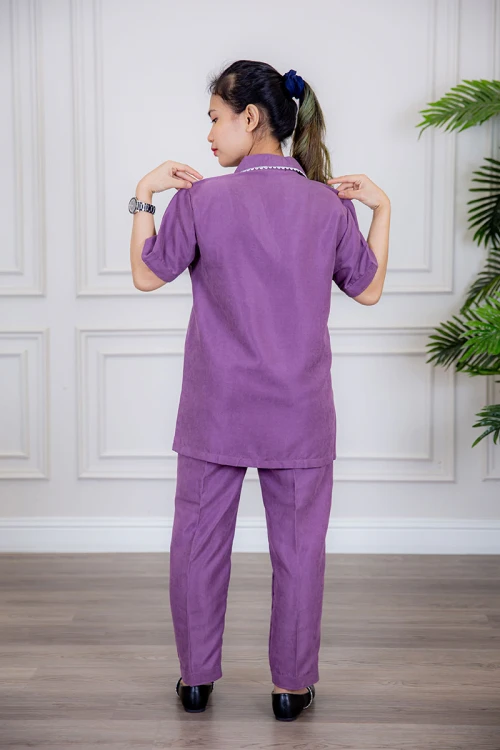 زي عاملة قطعتين متعددة الألوان بلوزة بياقة مطوية جيوب و أزرار من الأمام ذو أكمام قصيرة و بنطلون طويل