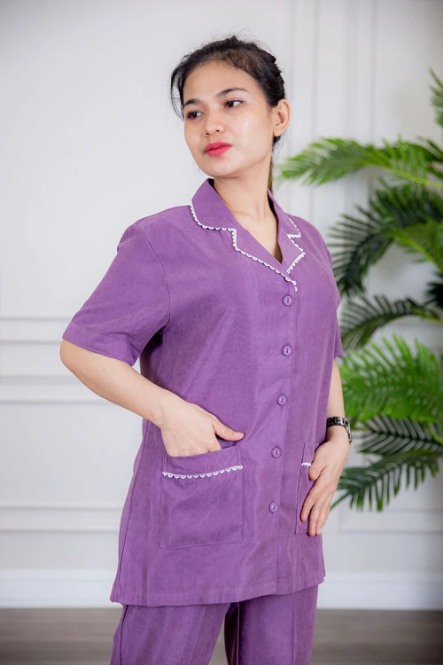 زي عاملة قطعتين متعددة الألوان بلوزة بياقة مطوية جيوب و أزرار من الأمام ذو أكمام قصيرة و بنطلون طويل