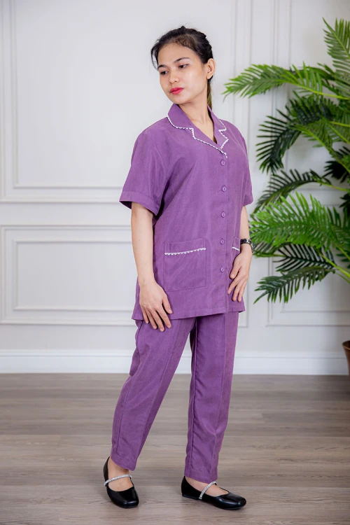 زي عاملة قطعتين متعددة الألوان بلوزة بياقة مطوية جيوب و أزرار من الأمام ذو أكمام قصيرة و بنطلون طويل