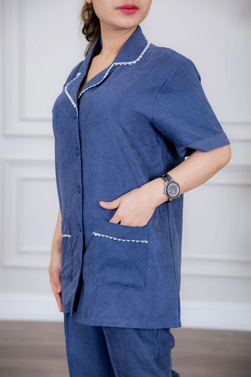 زي عاملة قطعتين متعددة الألوان بلوزة بياقة مطوية جيوب و أزرار من الأمام ذو أكمام قصيرة و بنطلون طويل