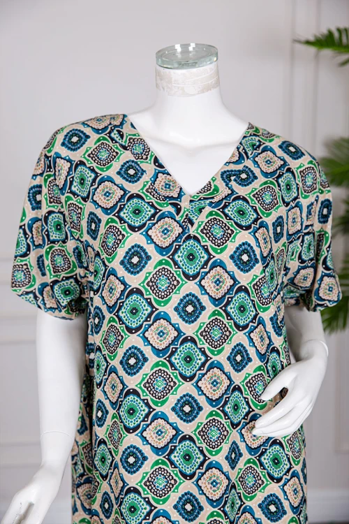 قميص نسائي ميدي بطبعات ملونة ياقة قصة سبعة ذو أكمام قصيرة