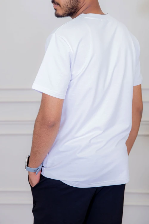 تيشيرت رجالي لون أبيض مزين بكتابات و رسومات ملونة من الأمام