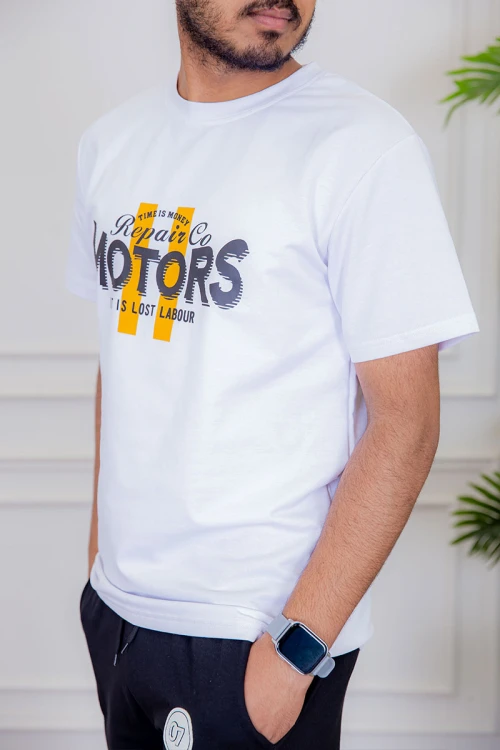 تيشيرت رجالي لون أبيض مزين بكتابات و رسومات ملونة من الأمام