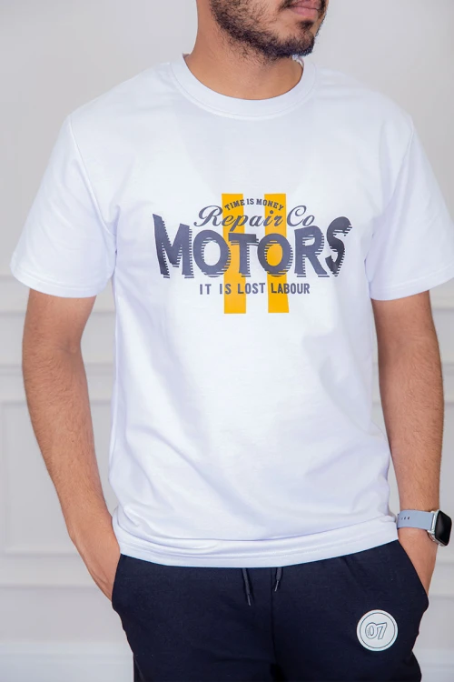 تيشيرت رجالي لون أبيض مزين بكتابات و رسومات ملونة من الأمام