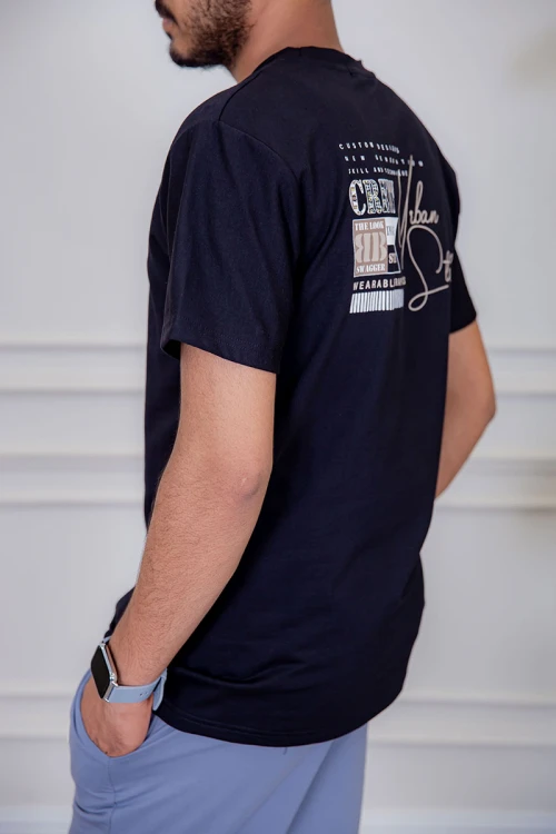 تيشيرت رجالي لون أسود مزين بكتابات و رسومات من الأمام