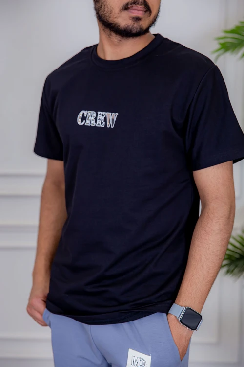 تيشيرت رجالي لون أسود مزين بكتابات و رسومات من الأمام