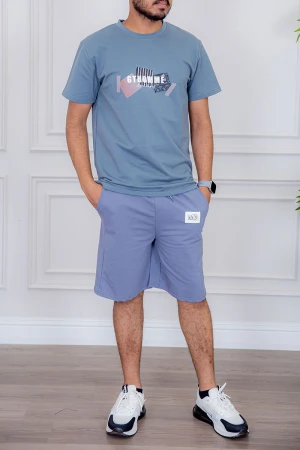 تيشيرت رجالي لون سماوي مزين بكتابات و رسومات ملونة من الأمام و الخلف 