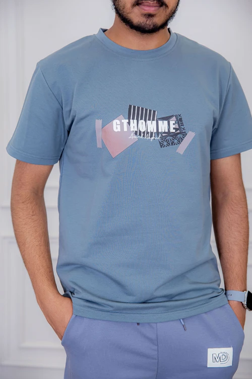 تيشيرت رجالي لون سماوي مزين بكتابات و رسومات ملونة من الأمام و الخلف