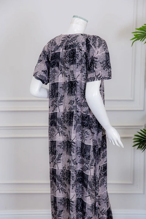 قميص نسائي طويل لون رمادي مزين بمربعات و أغصان الشجر ذو ياقة دائرية و أكمام قصيرة