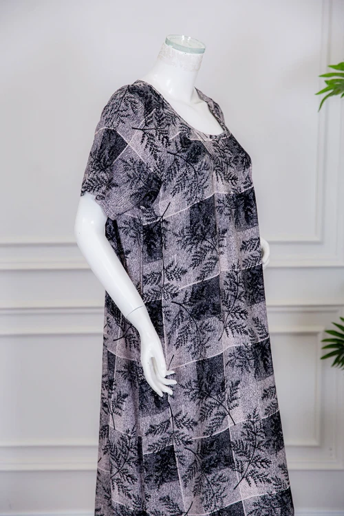 قميص نسائي طويل لون رمادي مزين بمربعات و أغصان الشجر ذو ياقة دائرية و أكمام قصيرة