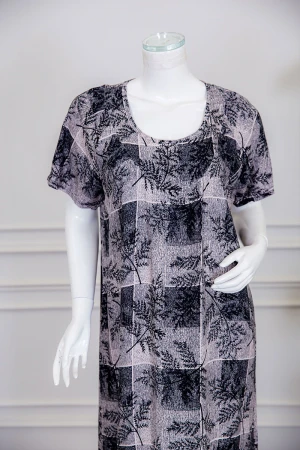 قميص نسائي طويل لون رمادي مزين بمربعات و أغصان الشجر ذو ياقة دائرية و أكمام قصيرة