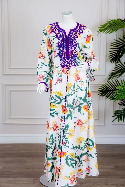 جلابية نسائية طويلة لون أبيض بتشجير ملون ياقة دائرية بكلفة مطرزة باللون الموف و أكمام طويلة