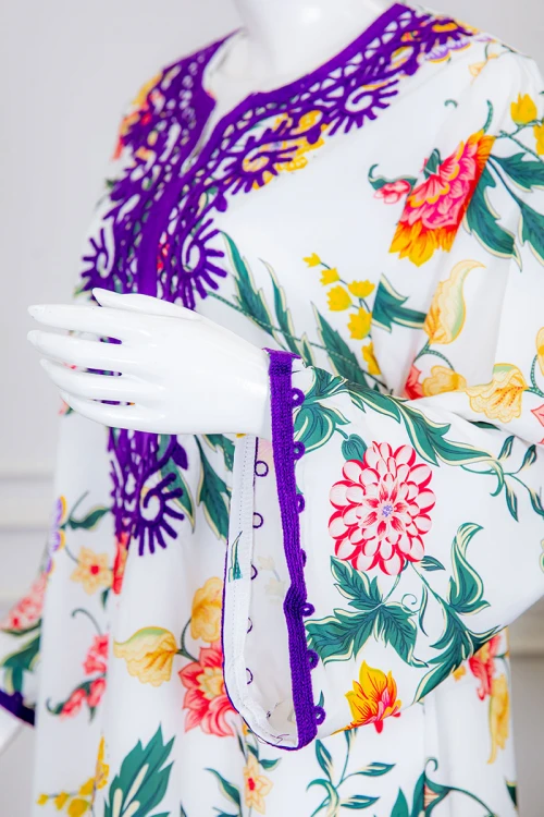 جلابية نسائية طويلة لون أبيض بتشجير ملون ياقة دائرية بكلفة مطرزة باللون الموف و أكمام طويلة