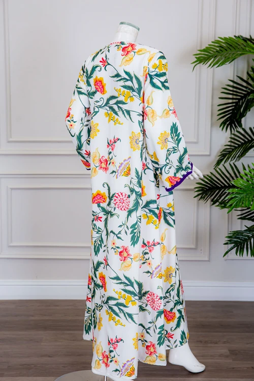 جلابية نسائية طويلة لون أبيض بتشجير ملون ياقة دائرية بكلفة مطرزة باللون الموف و أكمام طويلة