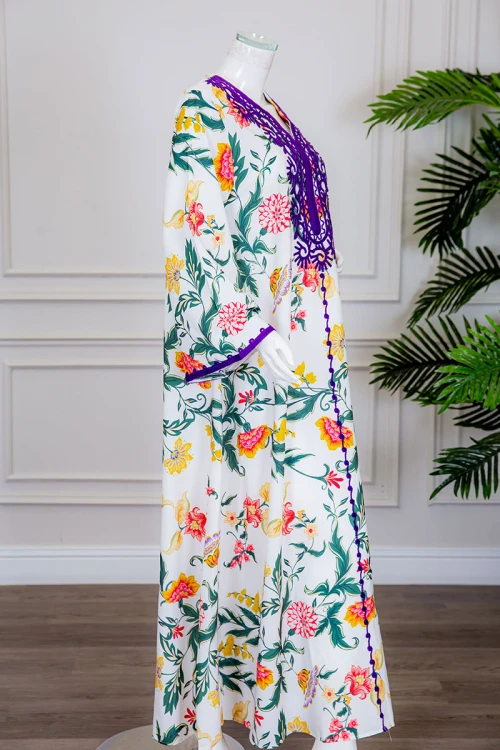 جلابية نسائية طويلة لون أبيض بتشجير ملون ياقة دائرية بكلفة مطرزة باللون الموف و أكمام طويلة