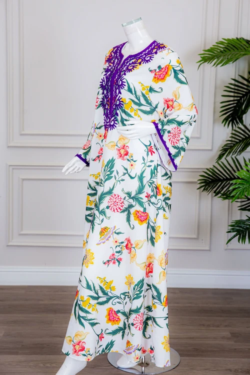 جلابية نسائية طويلة لون أبيض بتشجير ملون ياقة دائرية بكلفة مطرزة باللون الموف و أكمام طويلة