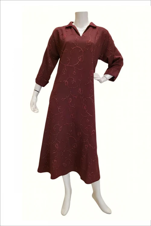 جلابية نسائية طويلة لون عودي مزينة بزخارف مطرزة ياقة مطوية بقصة سبعة و أكمام طويلة