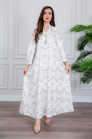 جلابية نسائية لون أبيض بتطريز بيج و بياقة عالية ذو أكمام مفتوحة