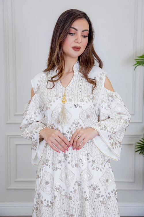 جلابية نسائية لون أبيض بتطريز بيج و بياقة عالية ذو أكمام مفتوحة
