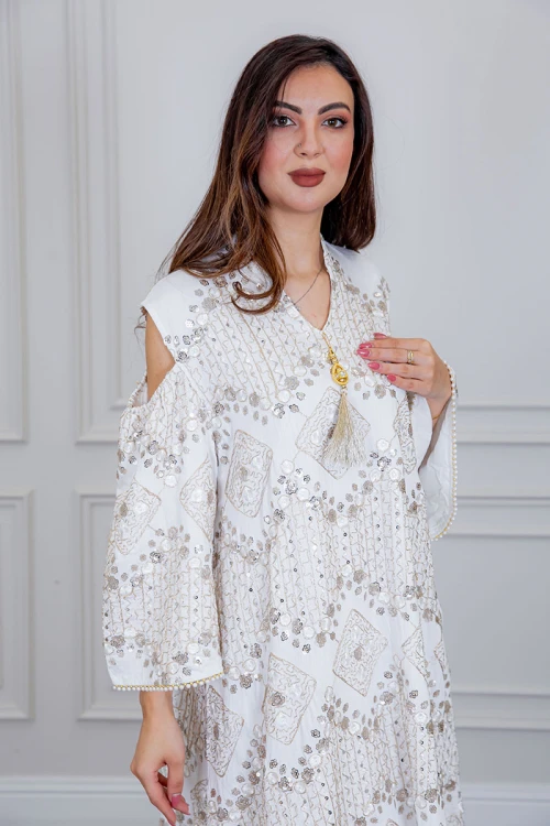 جلابية نسائية لون أبيض بتطريز بيج و بياقة عالية ذو أكمام مفتوحة