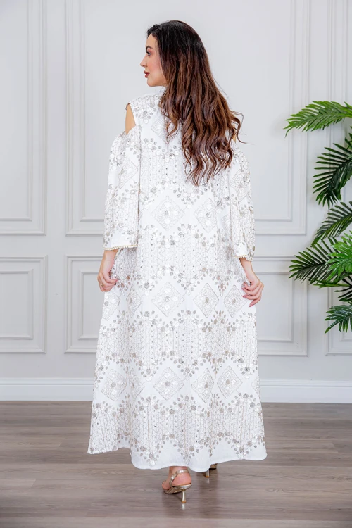 جلابية نسائية لون أبيض بتطريز بيج و بياقة عالية ذو أكمام مفتوحة