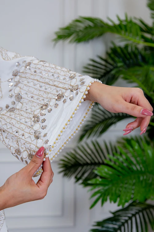 جلابية نسائية لون أبيض بتطريز بيج و بياقة عالية ذو أكمام مفتوحة