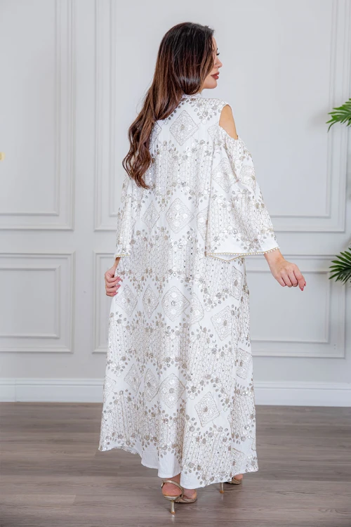 جلابية نسائية لون أبيض بتطريز بيج و بياقة عالية ذو أكمام مفتوحة