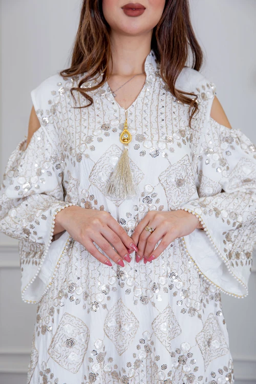 جلابية نسائية لون أبيض بتطريز بيج و بياقة عالية ذو أكمام مفتوحة