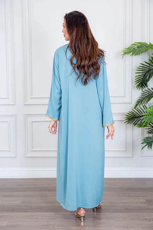 جلابية نسائية لون سماوي ياقة بقصة سبعة بتطريز ذهبي ذو أكمام طويلة