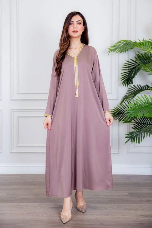 جلابية نسائية لون لحمي ياقة بقصة سبعة بتطريز ذهبي ذو أكمام طويلة