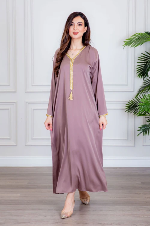 جلابية نسائية لون لحمي ياقة بقصة سبعة بتطريز ذهبي ذو أكمام طويلة