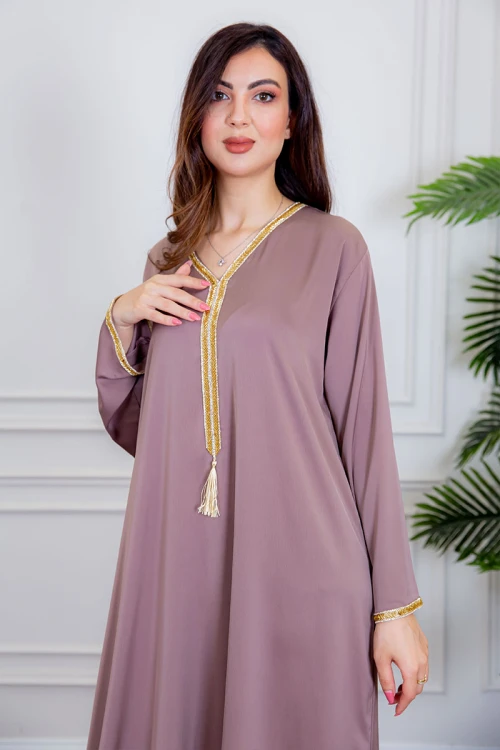 جلابية نسائية لون لحمي ياقة بقصة سبعة بتطريز ذهبي ذو أكمام طويلة