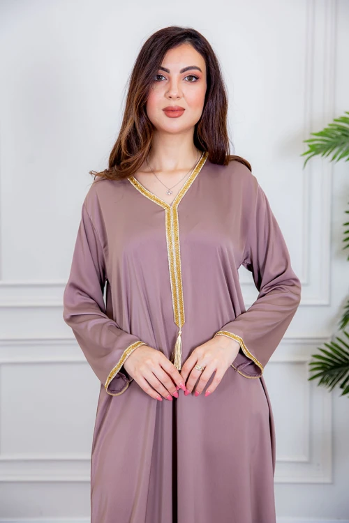 جلابية نسائية لون لحمي ياقة بقصة سبعة بتطريز ذهبي ذو أكمام طويلة