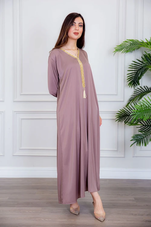 جلابية نسائية لون لحمي ياقة بقصة سبعة بتطريز ذهبي ذو أكمام طويلة