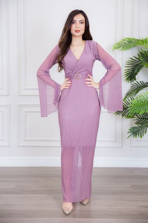 فستان نسائي طويل لون موف لامع ياقة قصة سبعة بأكمام طويلة مفتوحة و برباط في الخصر مزين بحلقة ذهبية في الوسط