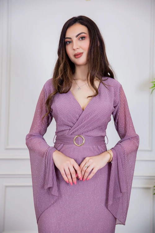 فستان نسائي طويل لون موف لامع ياقة قصة سبعة بأكمام طويلة مفتوحة و برباط في الخصر مزين بحلقة ذهبية في الوسط