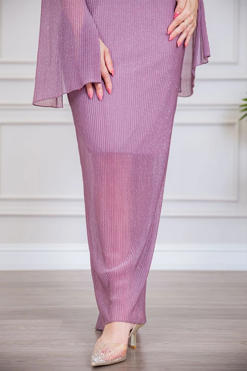 فستان نسائي طويل لون موف لامع ياقة قصة سبعة بأكمام طويلة مفتوحة و برباط في الخصر مزين بحلقة ذهبية في الوسط