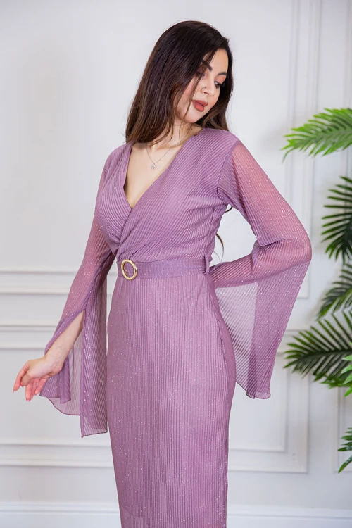 فستان نسائي طويل لون موف لامع ياقة قصة سبعة بأكمام طويلة مفتوحة و برباط في الخصر مزين بحلقة ذهبية في الوسط