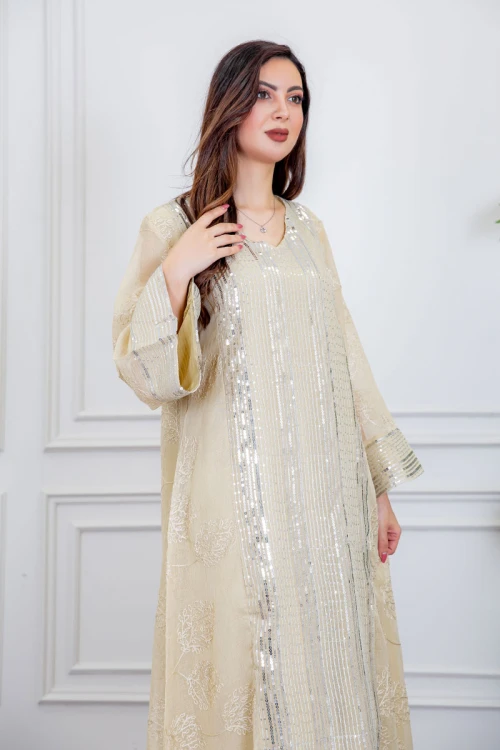 جلابية نسائية طويلة لون سكري مزينة بترتر فضي ياقة قصة سبعة و أكمام طويلة