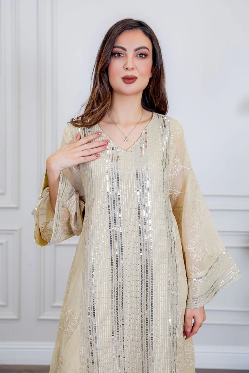 جلابية نسائية طويلة لون سكري مزينة بترتر فضي ياقة قصة سبعة و أكمام طويلة