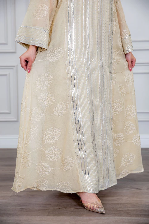 جلابية نسائية طويلة لون سكري مزينة بترتر فضي ياقة قصة سبعة و أكمام طويلة