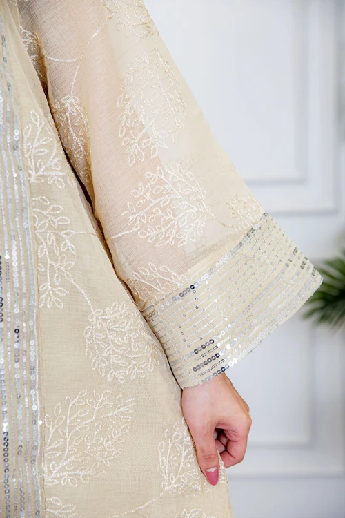 جلابية نسائية طويلة لون سكري مزينة بترتر فضي ياقة قصة سبعة و أكمام طويلة