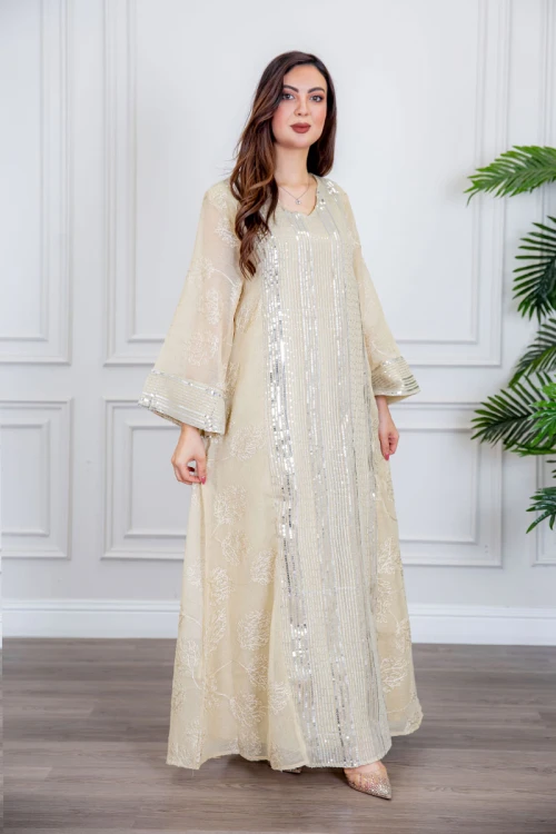 جلابية نسائية طويلة لون سكري مزينة بترتر فضي ياقة قصة سبعة و أكمام طويلة