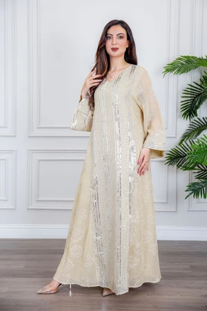 جلابية نسائية طويلة لون سكري مزينة بترتر فضي ياقة قصة سبعة و أكمام طويلة 