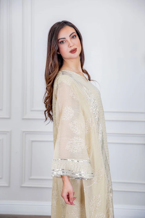 جلابية نسائية طويلة لون سكري مزينة بترتر فضي ياقة قصة سبعة و أكمام طويلة