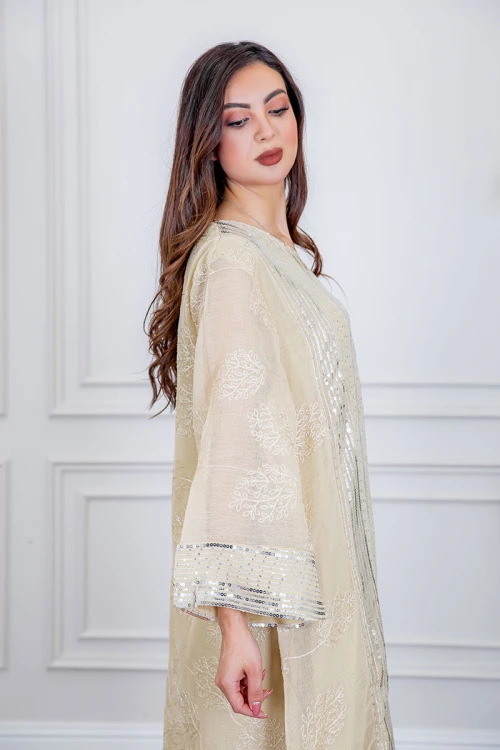 جلابية نسائية طويلة لون سكري مزينة بترتر فضي ياقة قصة سبعة و أكمام طويلة