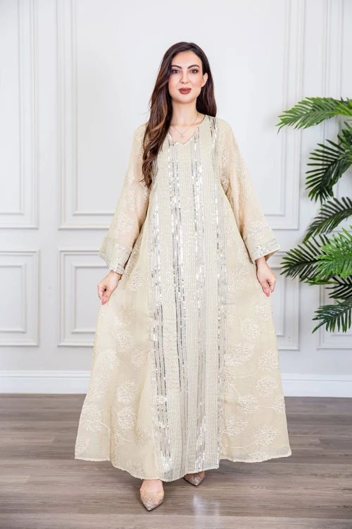 جلابية نسائية طويلة لون سكري مزينة بترتر فضي ياقة قصة سبعة و أكمام طويلة