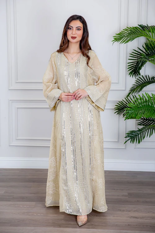 جلابية نسائية طويلة لون سكري مزينة بترتر فضي ياقة قصة سبعة و أكمام طويلة