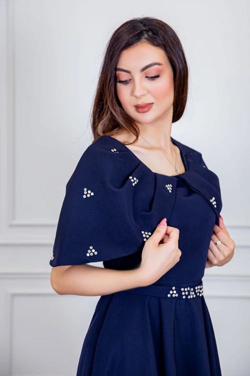 فستان نسائي ميدي لون كحلي بأكمام منسدلة مزين بفصوص من الأكمام و برباط في الخصر