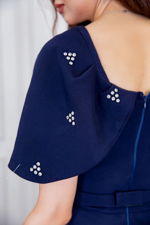 فستان نسائي ميدي لون كحلي بأكمام منسدلة مزين بفصوص من الأكمام و برباط في الخصر